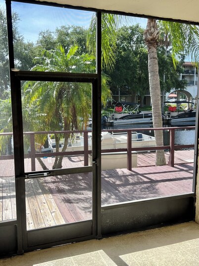 Charming 1-bedroom 1 Bath, 2 Beds Villa in Palm Harbor with AC Waterfront Lake