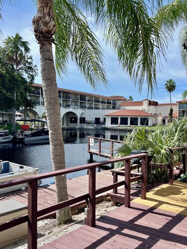 Charming 1-bedroom 1 Bath, 2 Beds Villa in Palm Harbor with AC Waterfront Lake