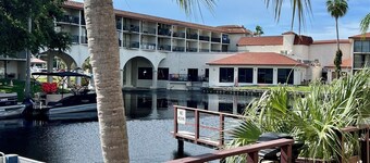 Charming 1-bedroom 1 Bath, 2 Beds Villa in Palm Harbor with AC Waterfront Lake
