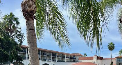 Charming 1-bedroom 1 Bath, 2 Beds Villa in Palm Harbor with AC Waterfront Lake