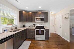 House (3 Bedrooms) | Interior - Sweetgum Sycamore by Avantstay 6 Min to Downtown (Asheville)