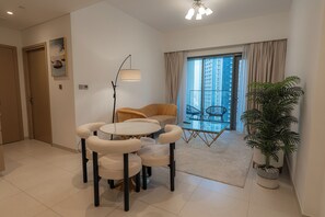 Living area - Modern 1BR - Fitness & Swimming Pool Access (Dubai)