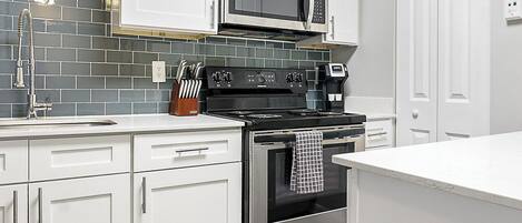 冷蔵庫、ダイニングテーブル