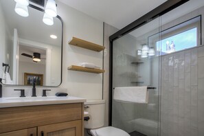 Een douche, een haardroger, handdoeken