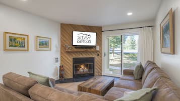 Smart TV, chimenea, libros, estéreo