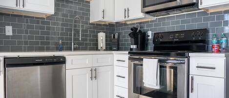 Refrigerador, mesa de comedor