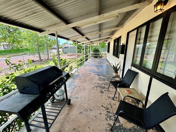 Outdoor dining - Lovely cottage in the historic town of Wyndham, East Kimberley WA. (Wyndham)