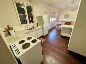 Fridge, microwave, oven, stovetop - Lovely cottage in the historic town of Wyndham, East Kimberley WA. (Wyndham)