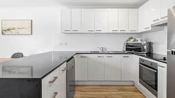 Køleskab, mikrobølgeovn, ovn, kogeplade