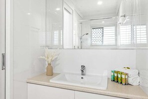 Dusche, Haartrockner, Handtücher, Shampoo