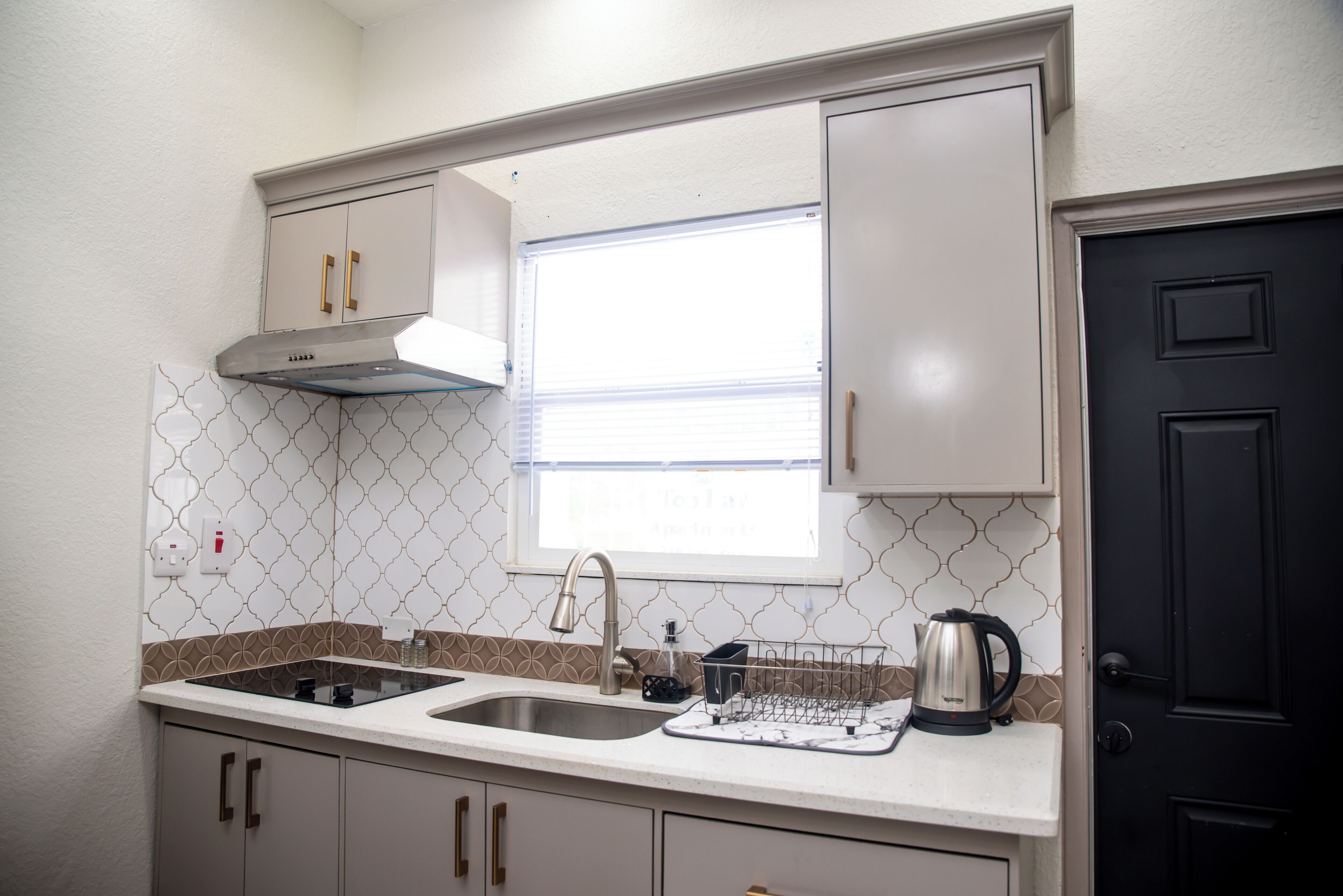 Réfrigérateur, micro-ondes, plaque de cuisson, cafetière/bouilloire