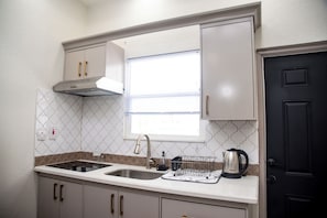 Een koelkast, een microgolfoven, een kookplaat