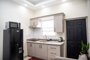 Geladeira, micro-ondas, cooktop, cafeteira/chaleira