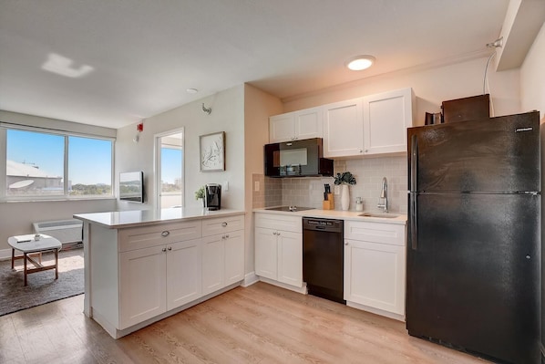 Réfrigérateur, table de salle à manger