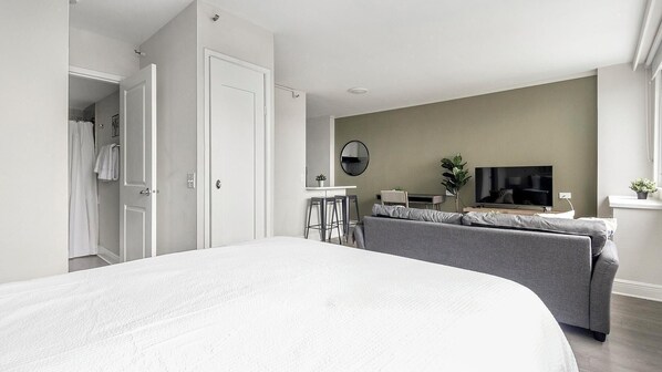 Desk, iron/ironing board, WiFi, bed sheets