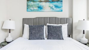 Escritorio, tabla de planchar con plancha, wifi y ropa de cama 