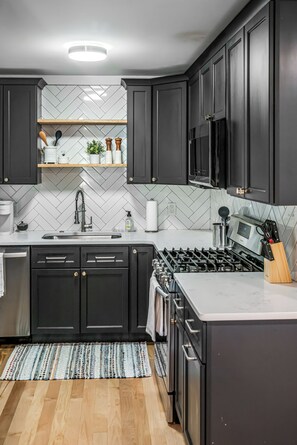 Micro-ondes, four, plaque de cuisson, lave-vaisselle