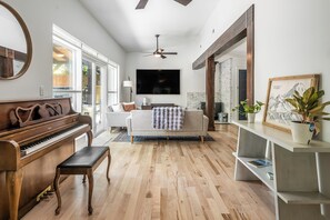 TV, fireplace