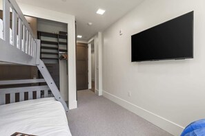 3 habitaciones, tabla de planchar con plancha, wifi y ropa de cama