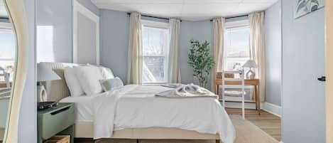 6 Schlafzimmer, Schreibtisch, Bügeleisen/Bügelbrett, Reisekinderbett