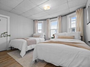 6 slaapkamers, een bureau, een strijkplank/strijkijzer, reisbedje