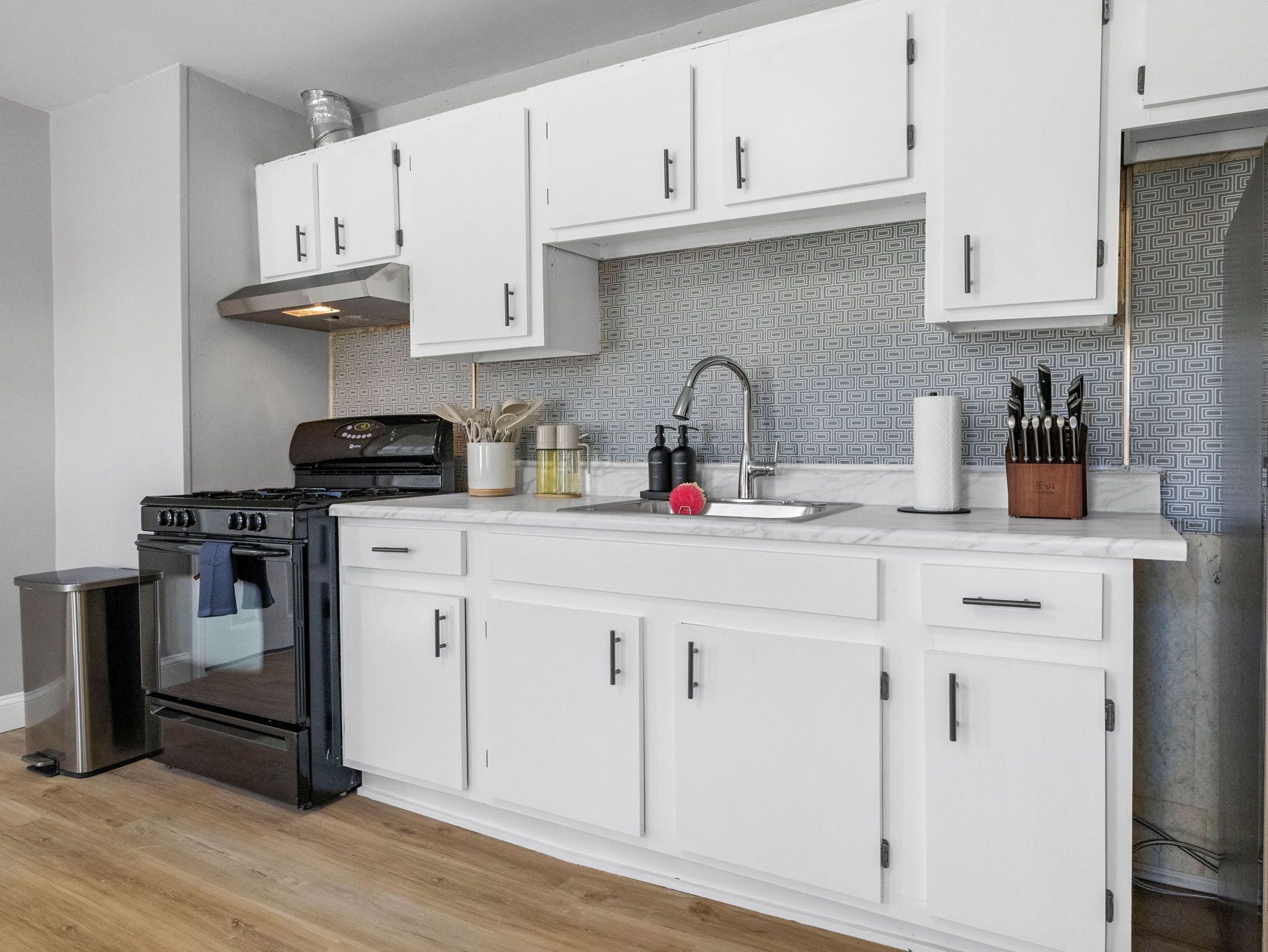 Réfrigérateur, four à micro-ondes, un four, surface de cuisson