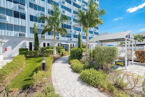 Landing | Chic 2BD, Yoga Studio, Clubhouse