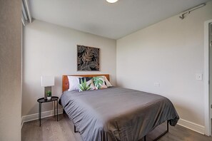 2 bedrooms, desk, iron/ironing board, WiFi