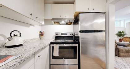 Cozy Oasis in the City close to transit and shopping. Pet-Friendly!