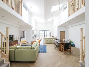 Living area - Number 2 The Barn House (Aylesbury)