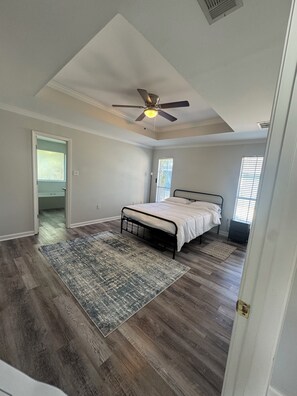 3 slaapkamers, een strijkplank/strijkijzer, gratis wifi, beddengoed