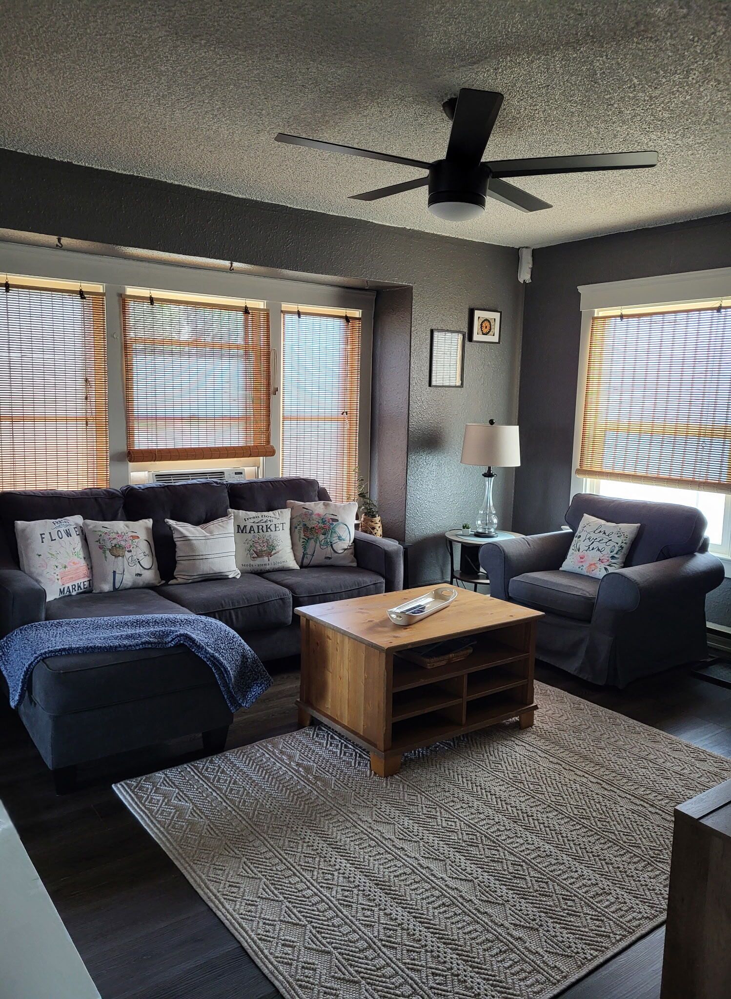 Een smart-tv, een open haard en boeken