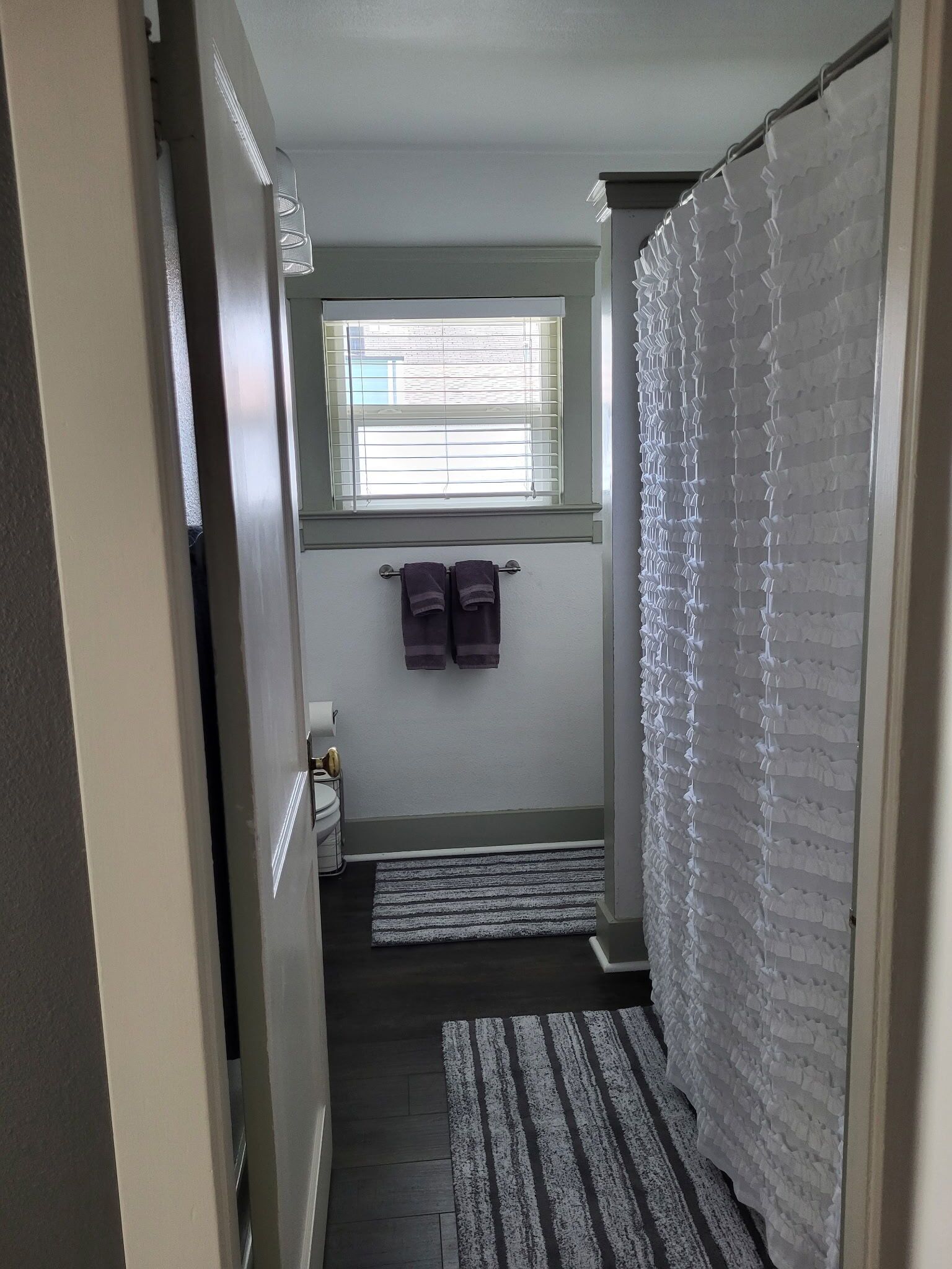 Een haardroger, handdoeken, zeep, shampoo