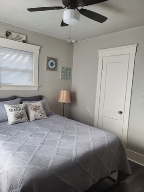 2 bedrooms, iron/ironing board, free WiFi, bed sheets