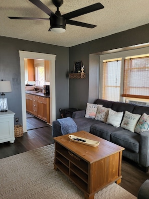 Smart TV, fireplace, books - Charming 1920s 2-bedroom house in Central Tacoma (Tacoma)