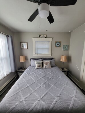 2 bedrooms, iron/ironing board, free WiFi, bed sheets - Charming 1920s 2-bedroom house in Central Tacoma (Tacoma)