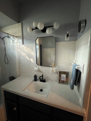 ヘアドライヤー、タオル、石鹸、トイレットペーパー