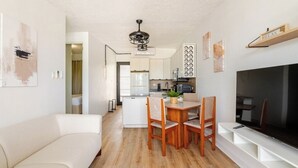Eine moderne Wohnung mit Wohnzimmer, Essbereich und Küche.