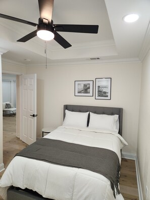 3 slaapkamers, een strijkplank/strijkijzer, wifi, beddengoed