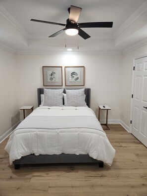 3 habitaciones, tabla de planchar con plancha, wifi y ropa de cama