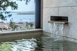 独立的浴缸和淋浴、免费洗浴用品、吹风机、拖鞋