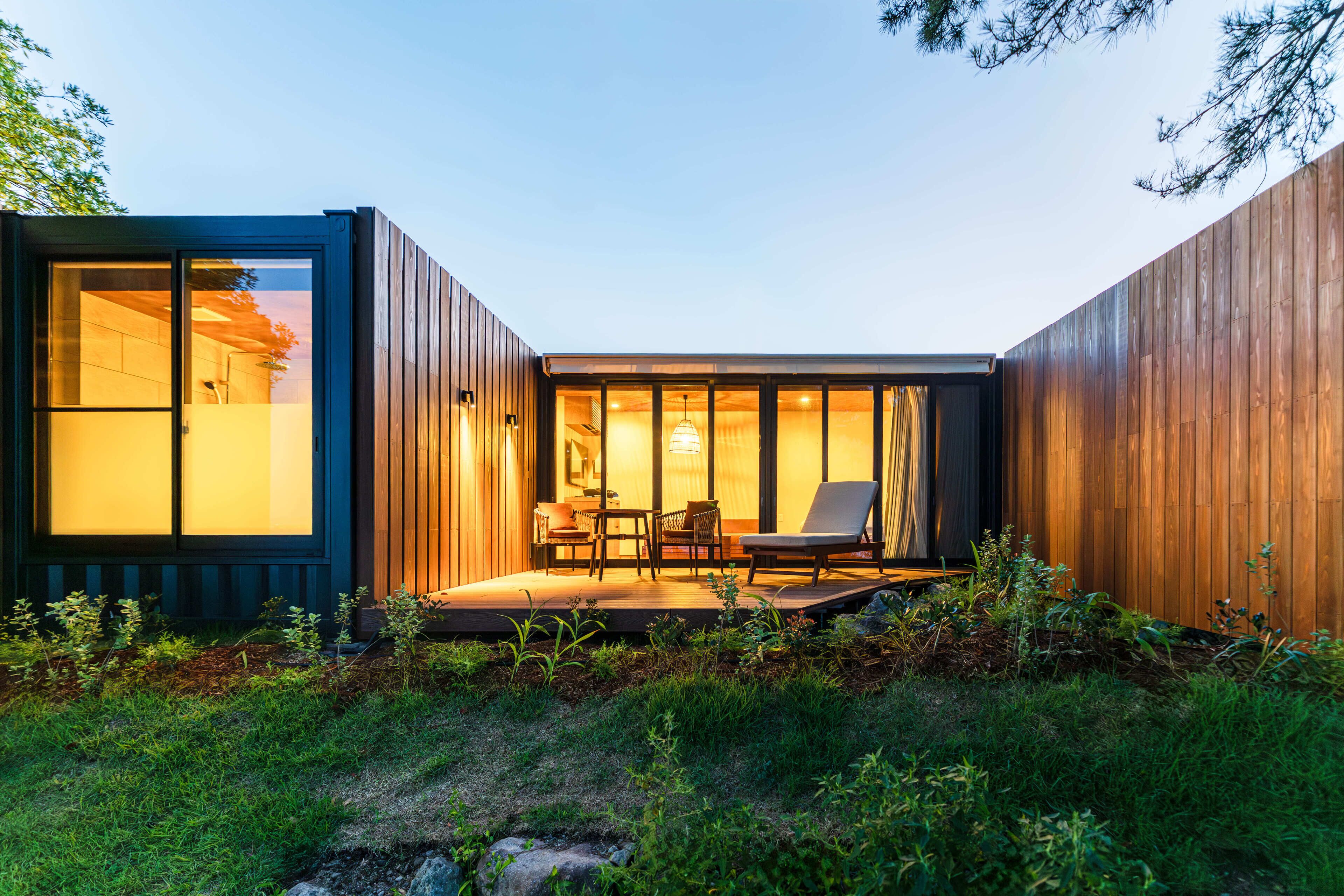 スタンダードキング | セーフティボックス (室内)、遮光カーテン、WiFi (無料)、ベッドシーツ