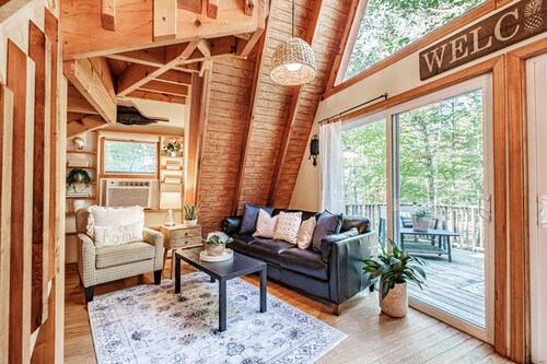 Charming 3-bedroom cottage located on Frye Island on Sebago Lake Maine