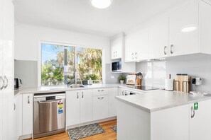 Réfrigérateur, four à micro-ondes, un four, surface de cuisson