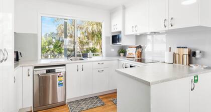 Unit 2 Barry, 2 Bedroom Unit Beachside Mackay at beautiful Lamberts Beach AU