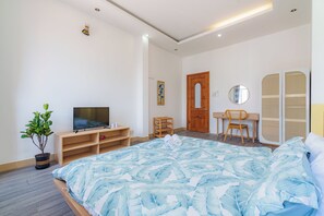 6 bedrooms, iron/ironing board, WiFi, bed sheets