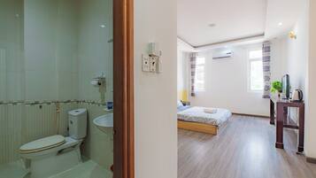 Douche, sèche-cheveux, bidet, serviettes fournies