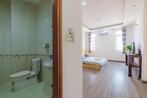 Shower, hair dryer, bidet, towels - Charming 6-bedroom house-Max16People-1km to Bui Vien-CityCentral HCM (Hồ Chí Minh)