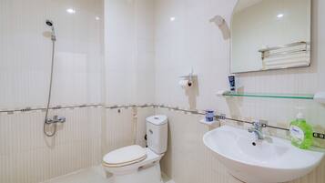 Douche, sĂšche-cheveux, bidet, serviettes fournies