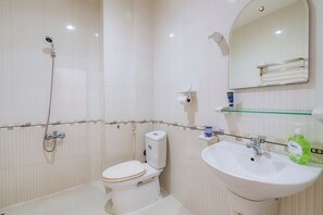 Shower, hair dryer, bidet, towels